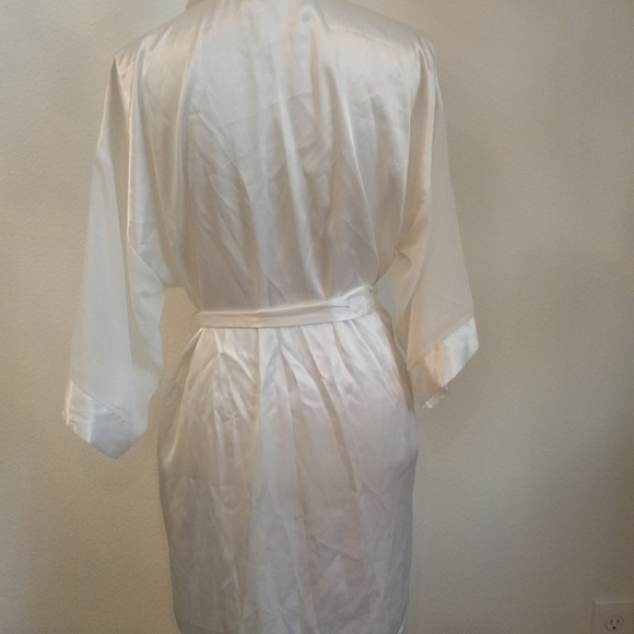Robe - Picture 4 of 6